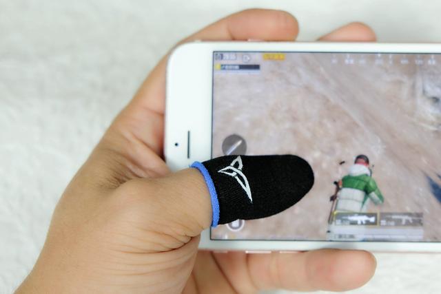 玩游戏手出汗怎么办，职业手游选手怎么防止手出汗（网友：试试飞智蜂套2）