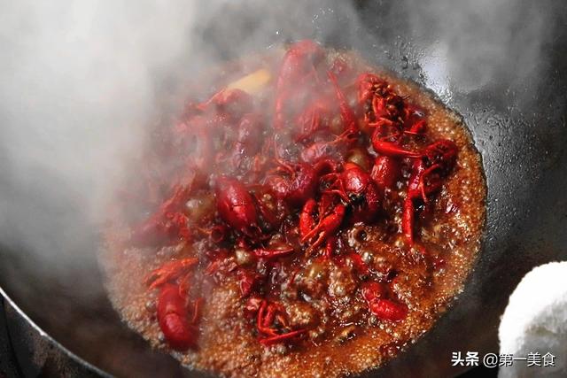 小龙虾怎么做好吃又简单，又简单又好吃的小龙虾做法（虾肉嫩滑麻辣入味）