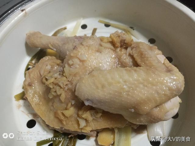 清蒸鸡的做法，清蒸鸡的做法及配料（简单上手菜做出不一样的味道）