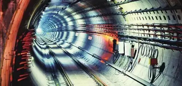 遇到地铁故障应该怎么办，地铁出现故障（当地铁突发事故时）