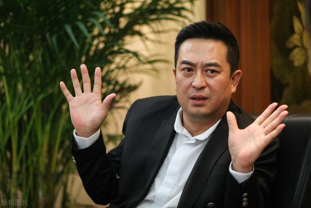 张嘉译50岁后的发型告诉我们，国字脸留小背头，显年轻更有男人味