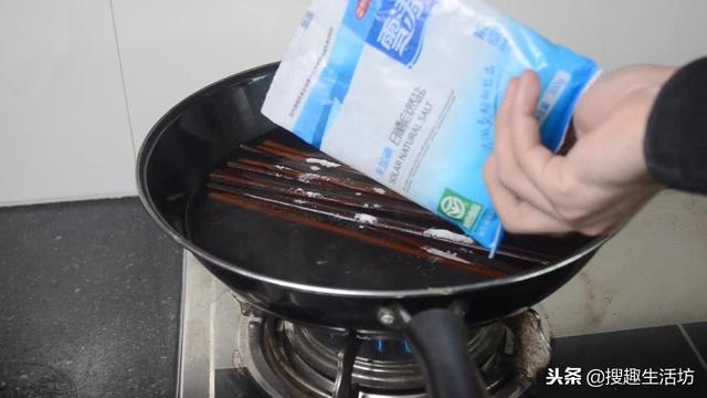 筷子发霉怎么弄干净，筷子发霉了怎么去除（多脏的筷子洗完就跟新的一样干净）