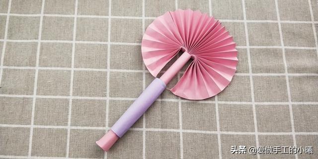 DIY怎样折纸扇子，手工折纸扇子教程（手工教程：教你做机关小扇子）