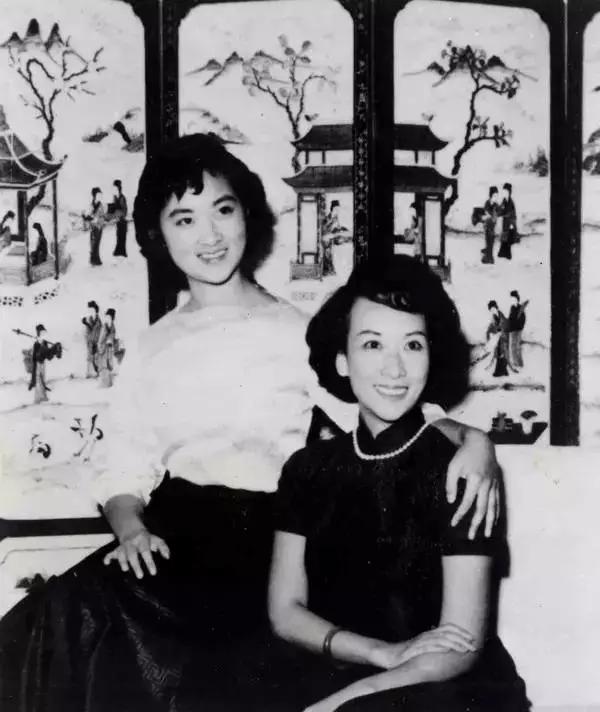 书架背景图 生活在阴沟里依然有向往星空的权利，书架背景图片超清（90岁依旧如同女王）