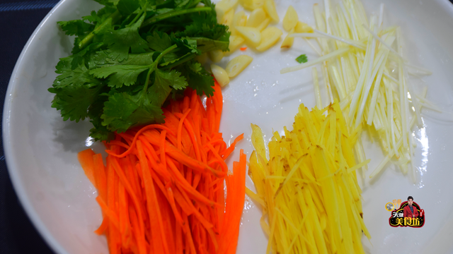 锅包肉是什么菜系，东北名菜锅包肉的家庭做法