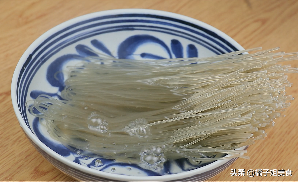 图片[2]-【红薯粉丝煮豆腐皮】做法步骤图 香辣过瘾 10分钟完成-起舞食谱网