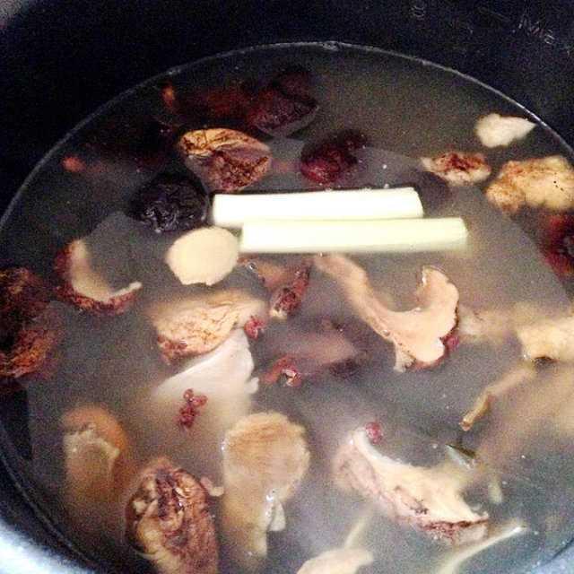 悲伤玉米排骨汤，悲伤的玉米排骨汤（简简单单做一顿排骨汤吧网名）