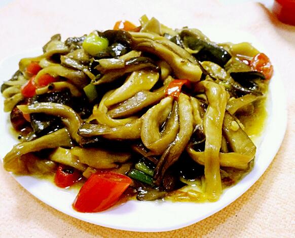 【酸辣炒蘑菇】做法步驟圖 促進骨骼生長 開春長個大高個-起舞食譜網