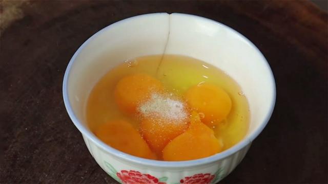 洋葱鸡蛋怎么炒，洋葱鸡蛋怎么炒好吃（洋葱炒蛋下锅顺序很重要）