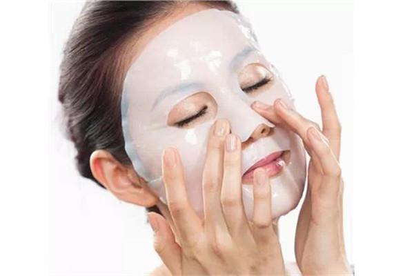 卡粉是什么原因引起的，底妆卡粉是什么原因造成的（其实是卸妆和补水不到位惹的祸）