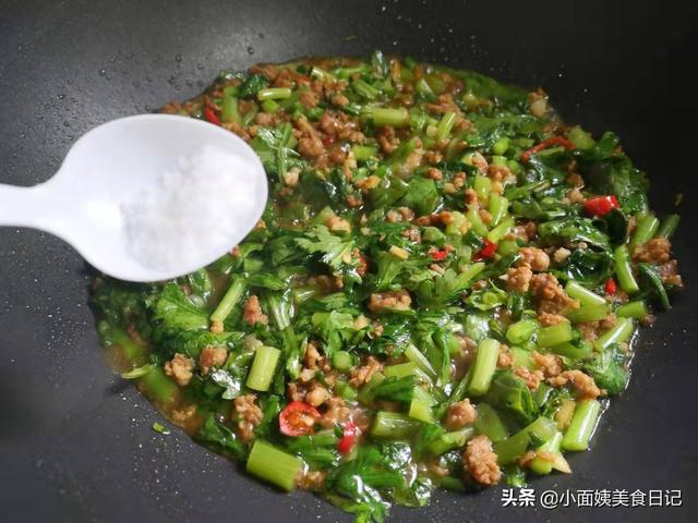 肉末炒茼蒿的家常做法，肉片炒茼蒿的做法（碰到这菜我从不错过）