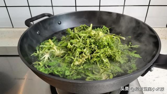 荠菜怎么保存，荠菜哪三种人不能吃（荠菜太多吃不完）