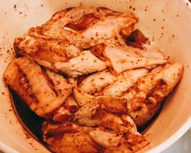 微波炉怎样烤鸡翅，用微波炉烤鸡翅怎么操作（一口嗦完只剩骨头）