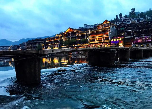 凤凰古城在哪个省，湘西明珠凤凰古城位于哪个省（为什么现在越来越多的人不想去这里）