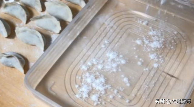 如何做手工鲜水饺，如何做手工鲜水饺窍门（饺子别直接冷冻）