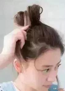 一根皮筋扎丸子头教程，怎样用一根皮筋扎丸子头（超火的丸子头扎发）