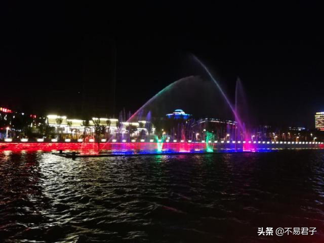 春暖花开xing，就像海子说的，面朝大海，春暖花开。，微信头像（告诉你一个真实的德令哈）