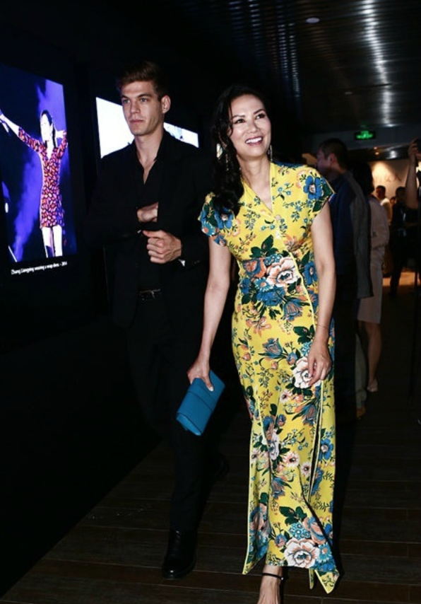 刘玉玲是谁的老婆，刘玉玲是谁（50岁邓文迪与小27岁男模分手）