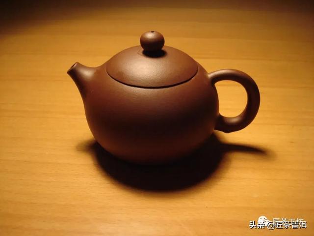  鉴别紫砂壶真伪的11种方法，辨认紫砂壶的真假简单有效的方法（一分钟教你辨别真假紫砂壶） 