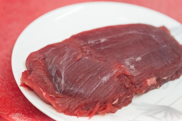 怎样腌制嫩牛肉片，腌制牛肉怎么做才鲜嫩（大厨一招就把牛肉变得又嫩又滑）
