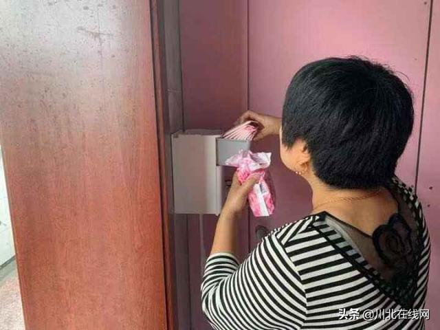 学校蹲坑怎么垫卫生巾，女性如何尿到矿泉水瓶子里（乡村小学给女生厕所放卫生巾）