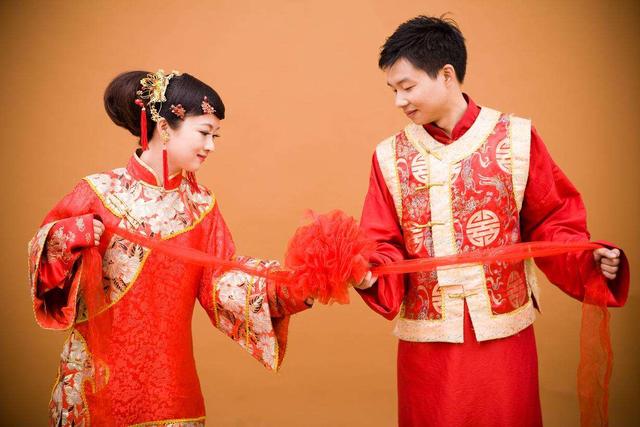 八字测缘分 八字测两人缘分是不是已尽，八字测缘分（八字预算婚姻、感情、事业---八字算命测一辈子有几段姻缘）