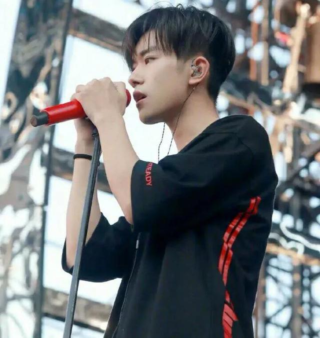 易烊千玺的星座，易烊千玺星座头像微信（收集近期绝绝子的易烊千玺头像）