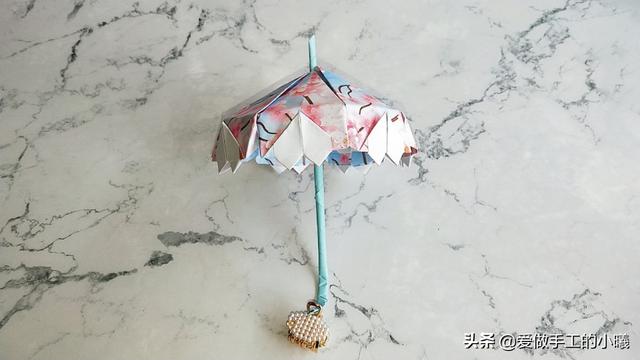 最简单的雨伞折纸方法图解，折纸教程：带爱心的小花伞