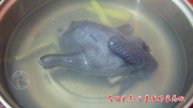 怎样炖乌鸡汤好喝又营养，怎么炖鸡汤好喝又营养（补血益气乌鸡汤、汤白味鲜又好喝、做法简单有窍门、快回家试试吧）