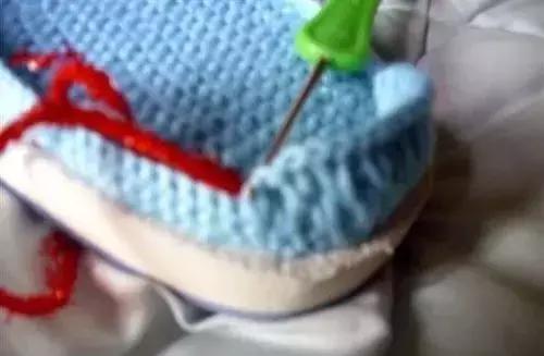 怎么钩毛线拖鞋，学钩毛线拖鞋视频教程（钩针编织的蝴蝶图案的棉拖鞋）