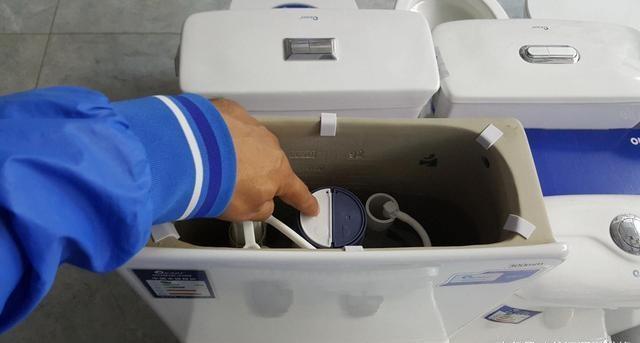 马桶水箱水位调节，教你如何调整马桶水位（内行人只用了1招）