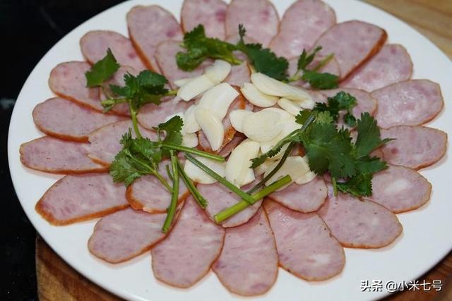 东北特色菜之铁锅炖大鱼，看着土气吃后服气的东北铁锅炖大鱼