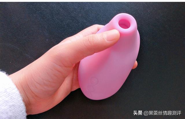 情趣用品怎么用，如何正确使用情趣用品（黑蕾丝90后美女情趣用品Vlog测评）