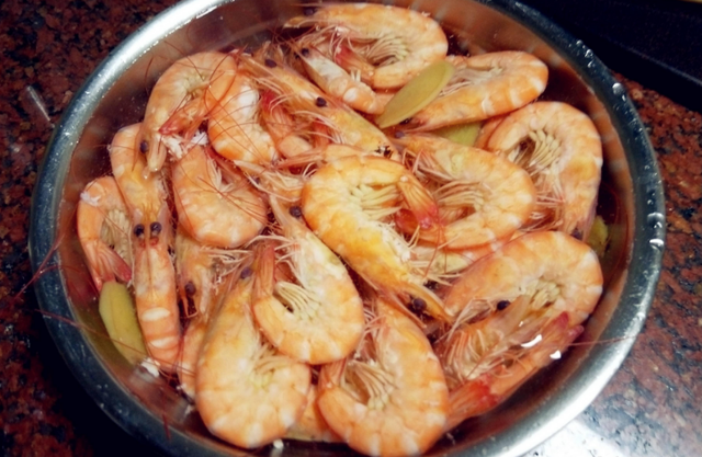 煮虾用热水还是冷水，煮虾用热水还是冷水需要放什么调料（煮虾时，冷水下锅还是开水下锅）