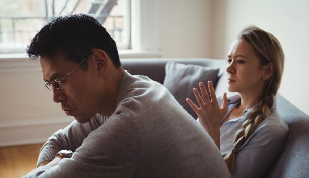 孤僻的人性格特点，性格孤僻的人的原因（四个性格特征就越是明显）