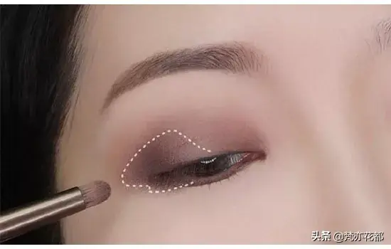 时尚烟熏妆的画法，烟熏妆如何画（2020最新韩式小烟熏妆的画法）