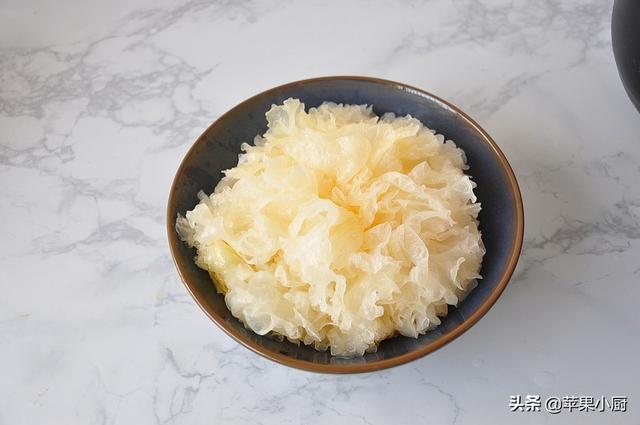 银耳煮多长时间能熟，凉拌银耳煮几分钟能熟（我煮出拉丝软糯的银耳汤只需十五分钟）