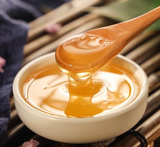 蜂蜜时间长了有白色沉淀是怎么回事，蜂蜜放久了有很多白色沉淀（蜂蜜水里有白色絮状物）