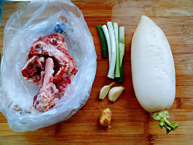 牛骨萝卜煲，牛筒骨炖萝卜（放点萝卜去油腻又清香）