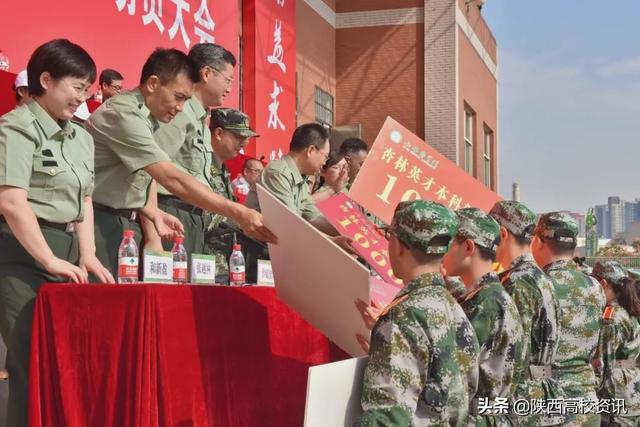 西安医学院奖学金有哪些-多少钱-如何申请-怎么评定，西安医学院奖学金绩点（西安医学院召开2020级本科新生开学典礼暨军训动员大会）