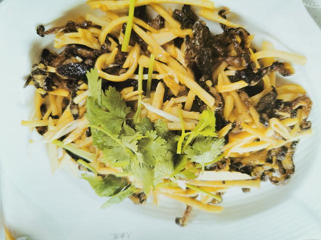 素炒冬笋丝做法，以假乱真的素炒鳝鱼丝