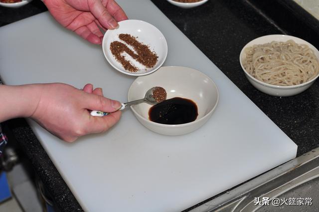 酸辣粉粉丝的家常做法，用最简单的材料做一碗香喷喷的酸辣粉