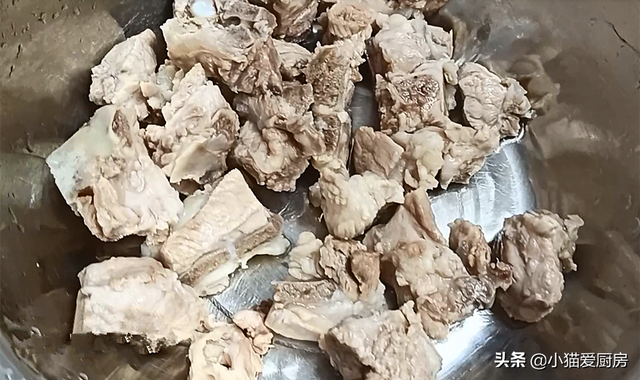 怎样煲萝卜猪骨汤，怎样煲萝卜猪骨汤好喝（过年后试一试这道“骨头萝卜汤”）