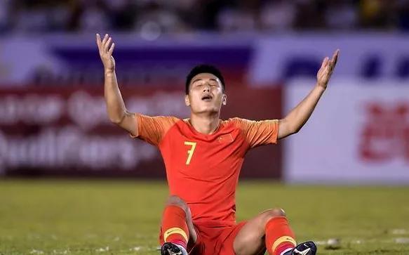 足球中的中锋是干什么的，足球里的中锋是干什么的（李铁跟郝伟好好学着点）