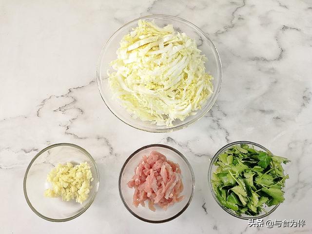 凉拌白菜丝怎么拌好吃，土豆丝凉拌怎么做好吃（记得巧用“它”）