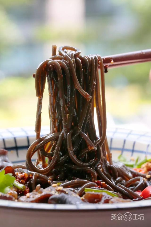 孕妇能吃蕨根粉吗，蕨根粉什么人不能吃（这一碗销魂粉，调好料汁很重要）