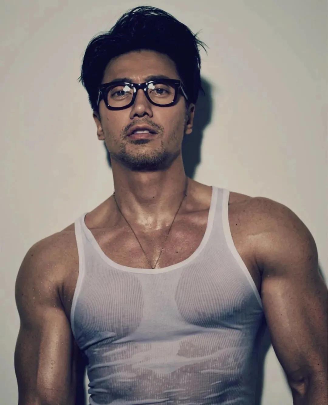 新加坡53岁大叔,被称为"冻龄男神",肌肉,颜值秒杀小鲜肉