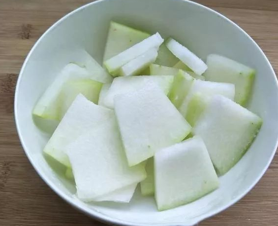 干海带怎么处理，袋装干海带丝怎么处理（两分钟就能去腥泡发）