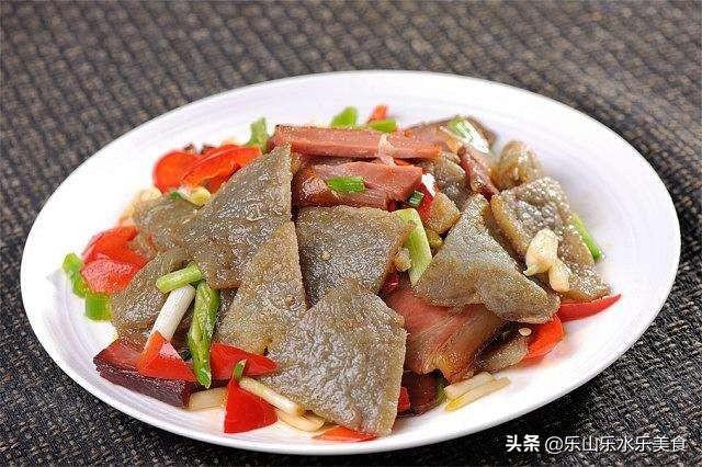 土豆炒腊肉(土豆炒腊肉土豆要先煮一下吗)插图(2)