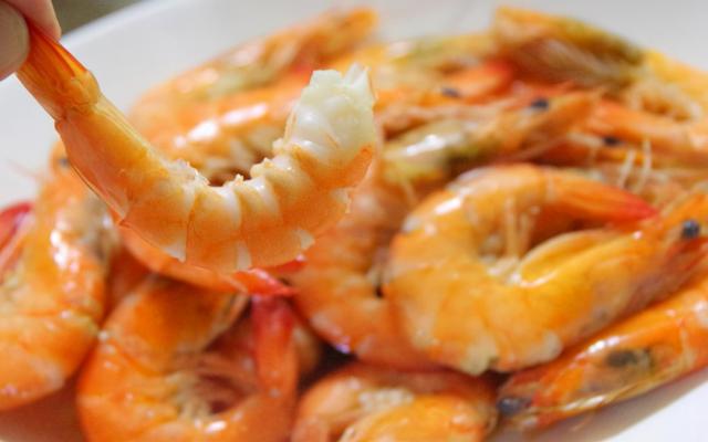 煮虾用热水还是冷水，煮虾用热水还是冷水需要放什么调料（煮虾时，冷水下锅还是开水下锅）